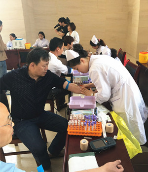 我院职工积极参加无偿献血活动